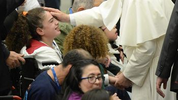 el papa abrazo a los enfermos que peregrinan a lourdes el papa abrazo a los enfermos que peregrinan a lourdes