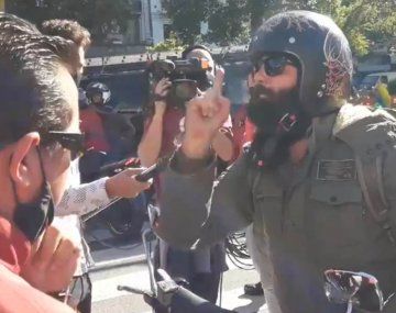 El enojo de un motoquero por los cortes y protestas