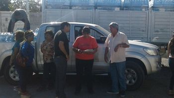 El gobierno provincial repartiendo botellas de agua a los vecinos de Caucete, San Juan, tras la intoxicación masiva. El gobierno provincial repartiendo botellas de agua a los vecinos de Caucete, San Juan, tras la intoxicación masiva.