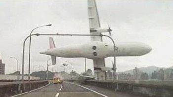 un avion con 53 personas a bordo cayo a un rio en taiwan un avion con 53 personas a bordo cayo a un rio en taiwan