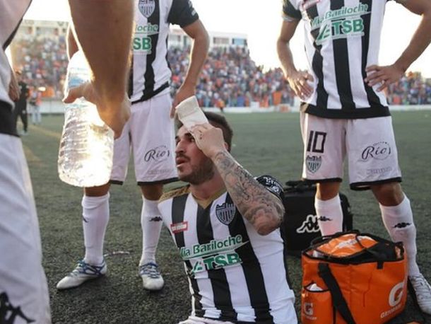 Jugadores fueron agredidos por hinchas del rival en el fútbol argentino