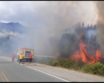 Cinco brigadistas debieron ser rescatados en helicóptero tras quedar atrapados por el fuego