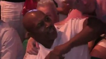 un fanatico se quiso sacar una selfie con mike tyson: mira lo que le paso un fanatico se quiso sacar una selfie con mike tyson: mira lo que le paso