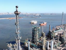 Refinería La Teja, la más importante de la petrolera estatal uruguaya. Refinería La Teja, la más importante de la petrolera estatal uruguaya.