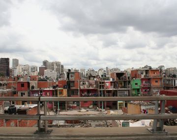 La brecha salarial entre las mujeres que viven en villas duplica al promedio de las de centros urbanos