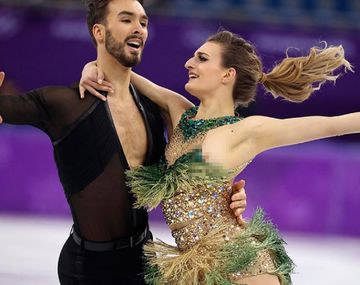 La pesadilla de una patinadora: se le rompió el vestido y quedó en topless