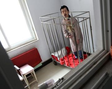 Una mujer mantiene a su hijo enjaulado durante 40 años