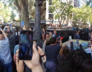 Ya no puede caminar por la calle: Milei fue insultado al grito de hijo de put...