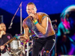 Chris Martin apareció disfrazado en un karaoke en Las Vegas