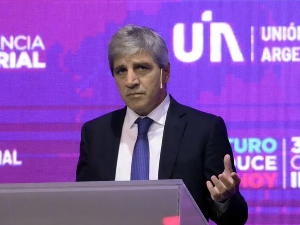 Luis Caputo, en la conferencia de la UIA: Es difícil flotar si la alternativa es el comunismo