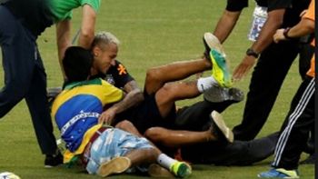 invasion en plena practica: hinchas entraron a saludar a neymar y casi lo lesionan invasion en plena practica: hinchas entraron a saludar a neymar y casi lo lesionan