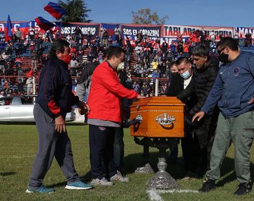Rosario: en plena cuarentena hicieron el velorio del Trinche Carlovich en el&nbsp;estadio Gabino Sosa