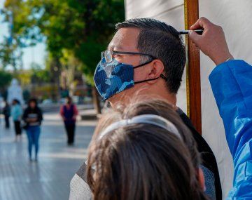 Pesan y miden para determinar si son obesos y necesitan la vacuna contra el covid