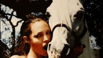 subastan fotos de famosa actriz haciendo topless con un caballo subastan fotos de famosa actriz haciendo topless con un caballo