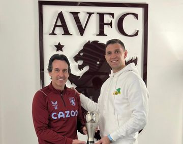 Dibu Martínez regresó a Aston Villa y posó con el premio The Best