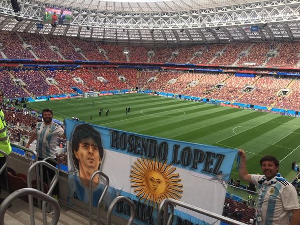 El argentino del video es el hincha argentino que está a la derecha