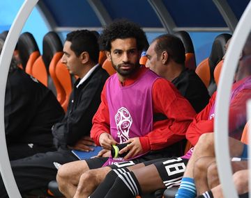 ¡No se puede creer! Salah se trabó con una pechera en el hombro lesionado