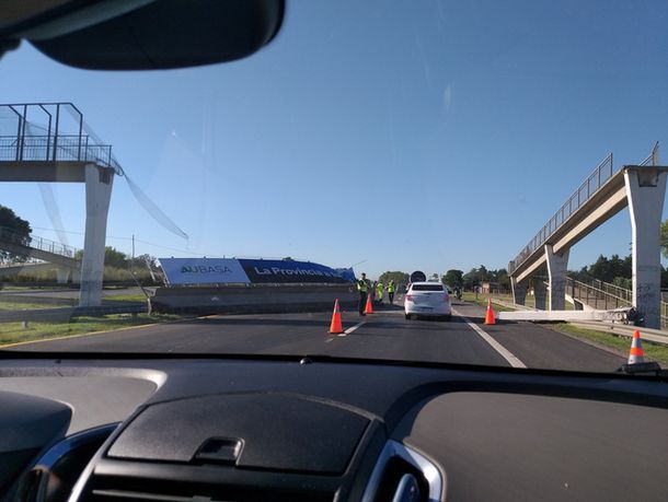Un camión derribó un puente en la ruta 2