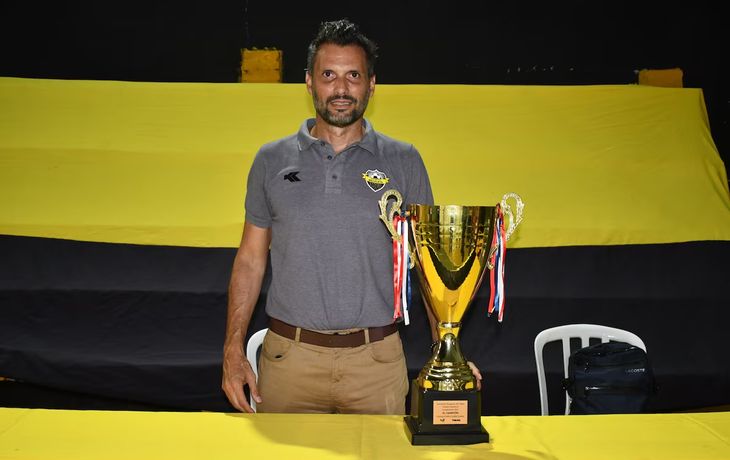 San Lorenzo fue eliminado por un club de barrio en el que su presidente jugó con 51 años