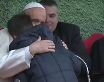 Francisco abrazó y consoló al nene de 10 años