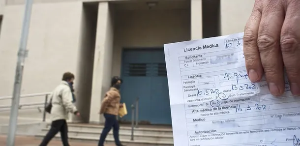 Los sindicatos estatales presentaron 14.000 firmas contra las nuevas licencias médicas