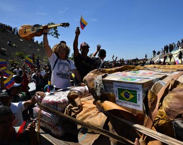 Queman la carga de ayuda humanitaria en la frontera de Venezuela y Colombia