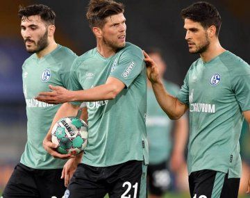 El Schalke 04 descendió y los jugadores tuvieron que huir porque fueron atacados por los hinchas