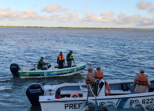 Corrientes: rastrillaje contrarreloj en el río Paraná para hallar a dos peones desaparecidos