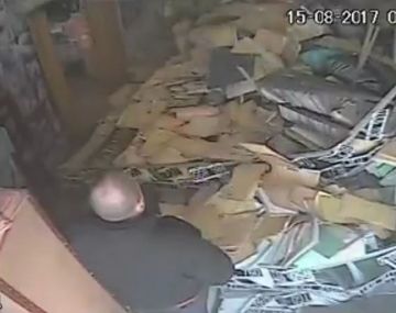 Se cayeron dos estanterías con miles de papeles en un Registro Automotor