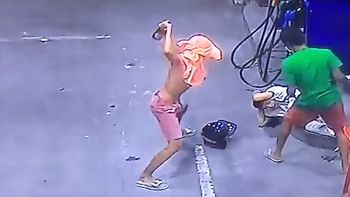 3 contra 1: cobarde agresion en una estacion de servicio de tailandia 3 contra 1: cobarde agresion en una estacion de servicio de tailandia