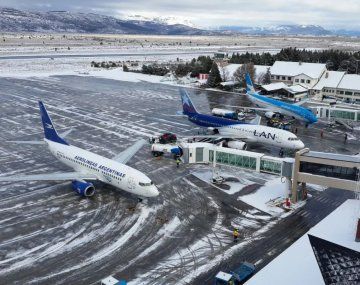 Agencia de viajes de egresados se olvidó a un alumno en el aeropuerto de Bariloche