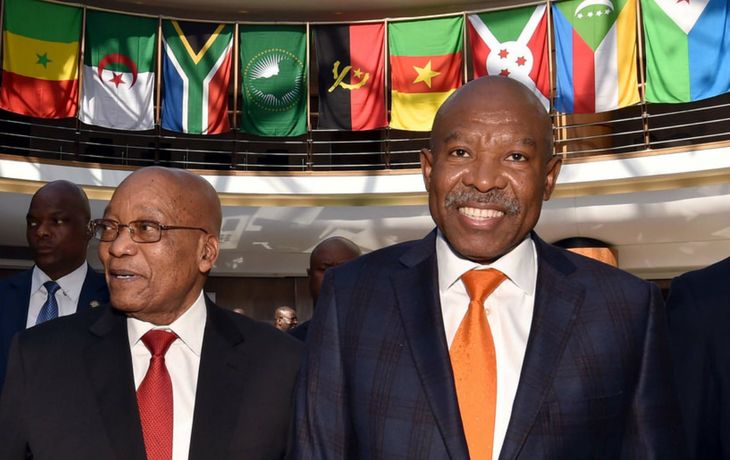 Lesetja Kganyago (derecha) en una foto de 2017 junto al entonces presidente Jacob Zuma