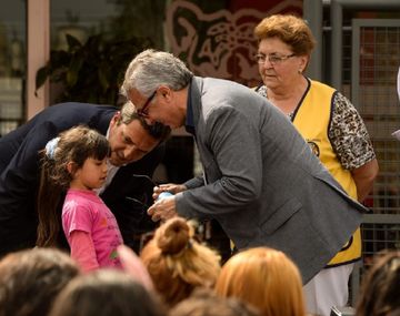 Zamora y Massa entregaron anteojos a alumnos de escuelas de Tigre