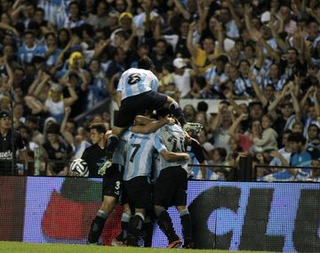Racing goleó a Colón como local y su gente se ilusiona