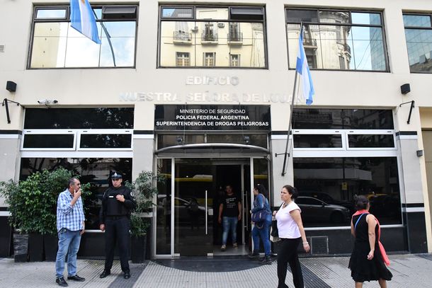 La sede de Drogas Peligrosas de la Policía Federal donde se realizó un allanamiento.