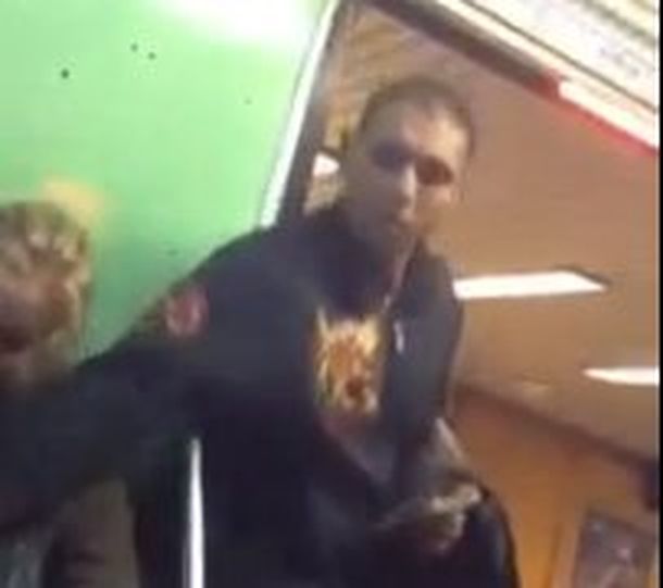 Le roban el celular en el subte justo cuando cierran las puertas