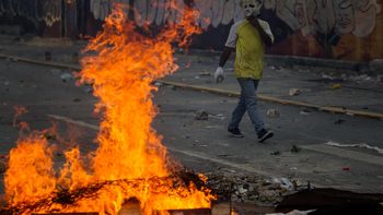 Las calles de Venezuela están envueltas en llamas Las calles de Venezuela están envueltas en llamas