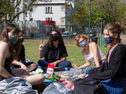 Desde hoy se puede circular sin barbijo al aire libre en la Ciudad: ¿qué otras medidas rigen?