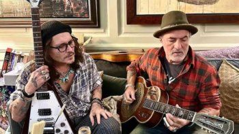 Johnny Depp junto a Corcho Rodríguez, compartiendo la música. Johnny Depp junto a Corcho Rodríguez, compartiendo la música.