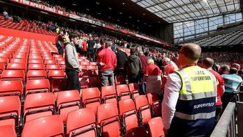manchester united - bournemouth fue suspendido tras hallarse un paquete sospechoso manchester united - bournemouth fue suspendido tras hallarse un paquete sospechoso