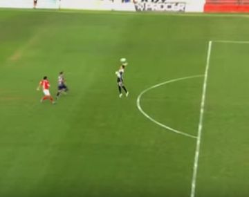 Este arquero se olvidó las reglas y jugó al voley afuera del área