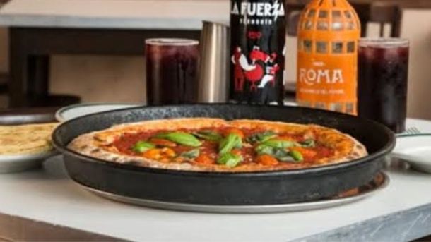 El bodegón centenario de Buenos Aires donde la pizza al molde es única