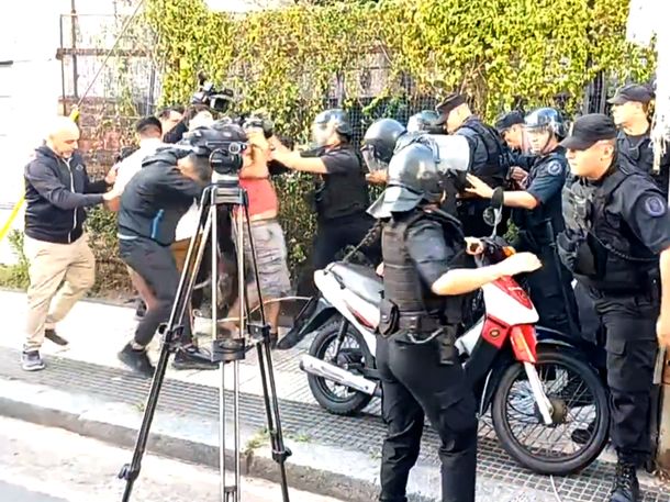 Violenta agresión de la Policía Federal a un camarógrafo de TV en el Congreso
