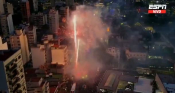 Locura en Avellaneda: la multitudinaria llegada del micro de Racing antes del duelo decisivo ante Flamengo Locura en Avellaneda: la multitudinaria llegada del micro de Racing antes del duelo decisivo ante Flamengo
