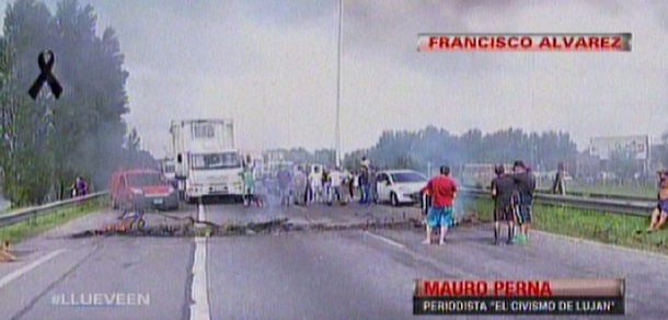 Francisco Álvarez: vecinos cortan la autopista por las inundaciones