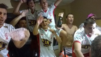 la intimidad del festejo: entra y mira el vestuario de huracan campeon