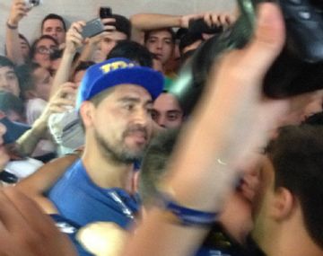 Una revolución: así llegó Riquelme para votar en las elecciones