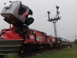 VIDEO: Se quedó sin frenos, saltó del camión y protagonizó un milagro