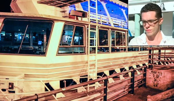 Fiesta y descontrol en un barco: Estaba vomitando y los amigos dicen que ya se había tirado
