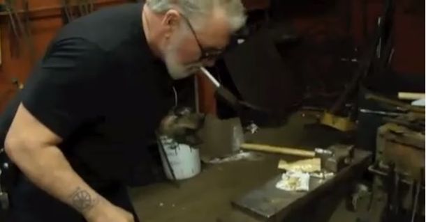 ¿Cómo prender un cigarrillo con un pedazo de metal?